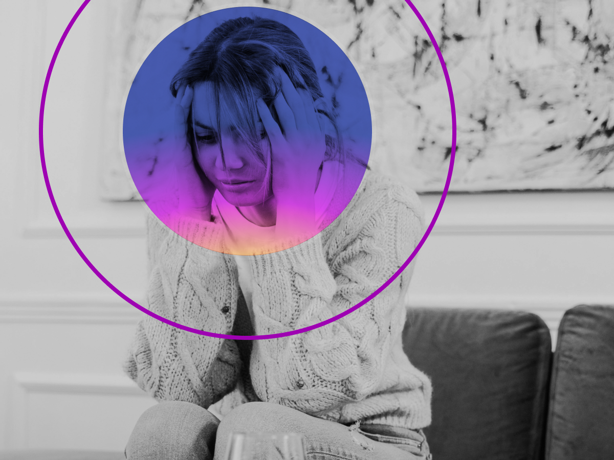 Persoon met handen in het haar