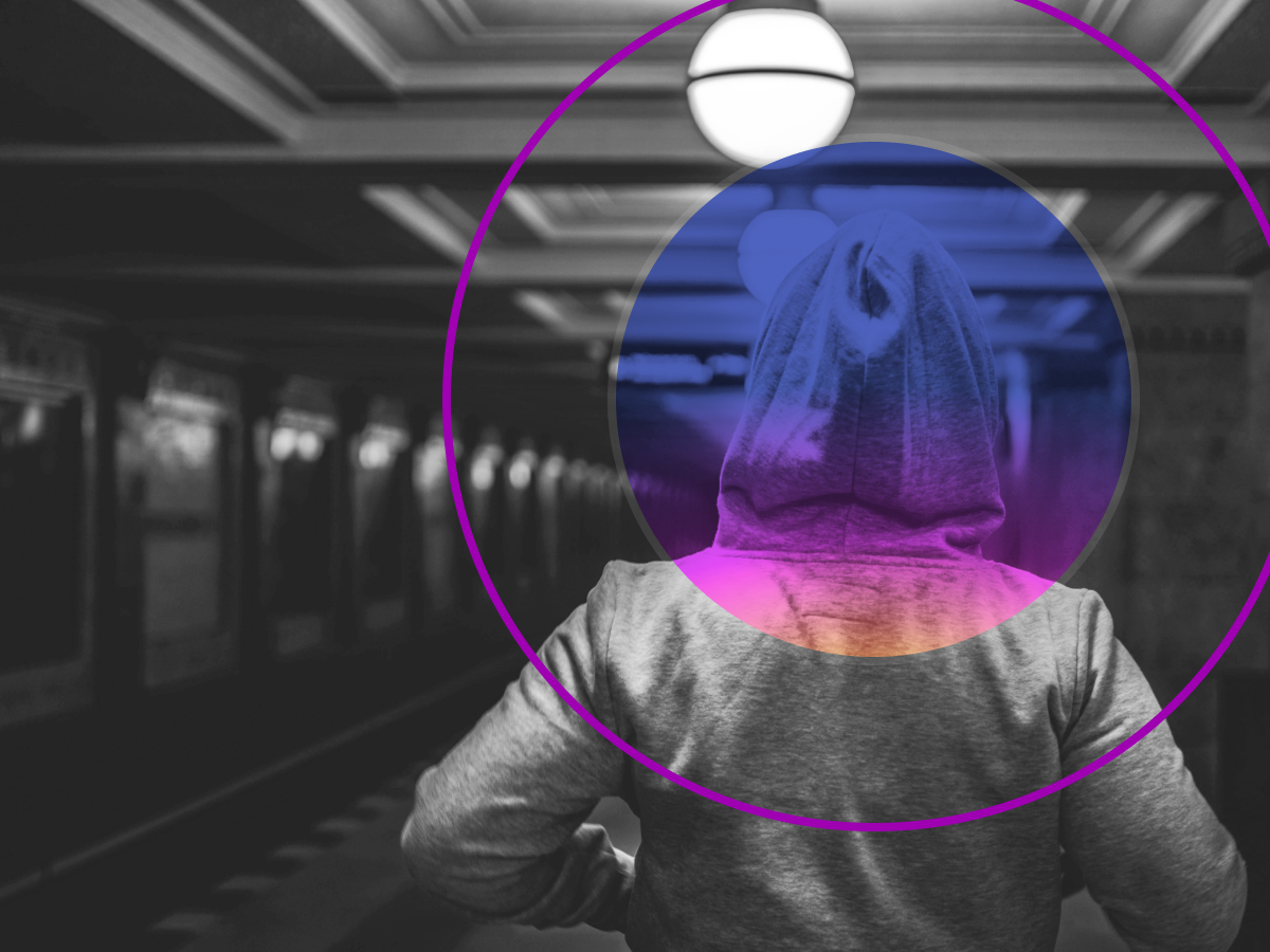 Persoon met capuchon